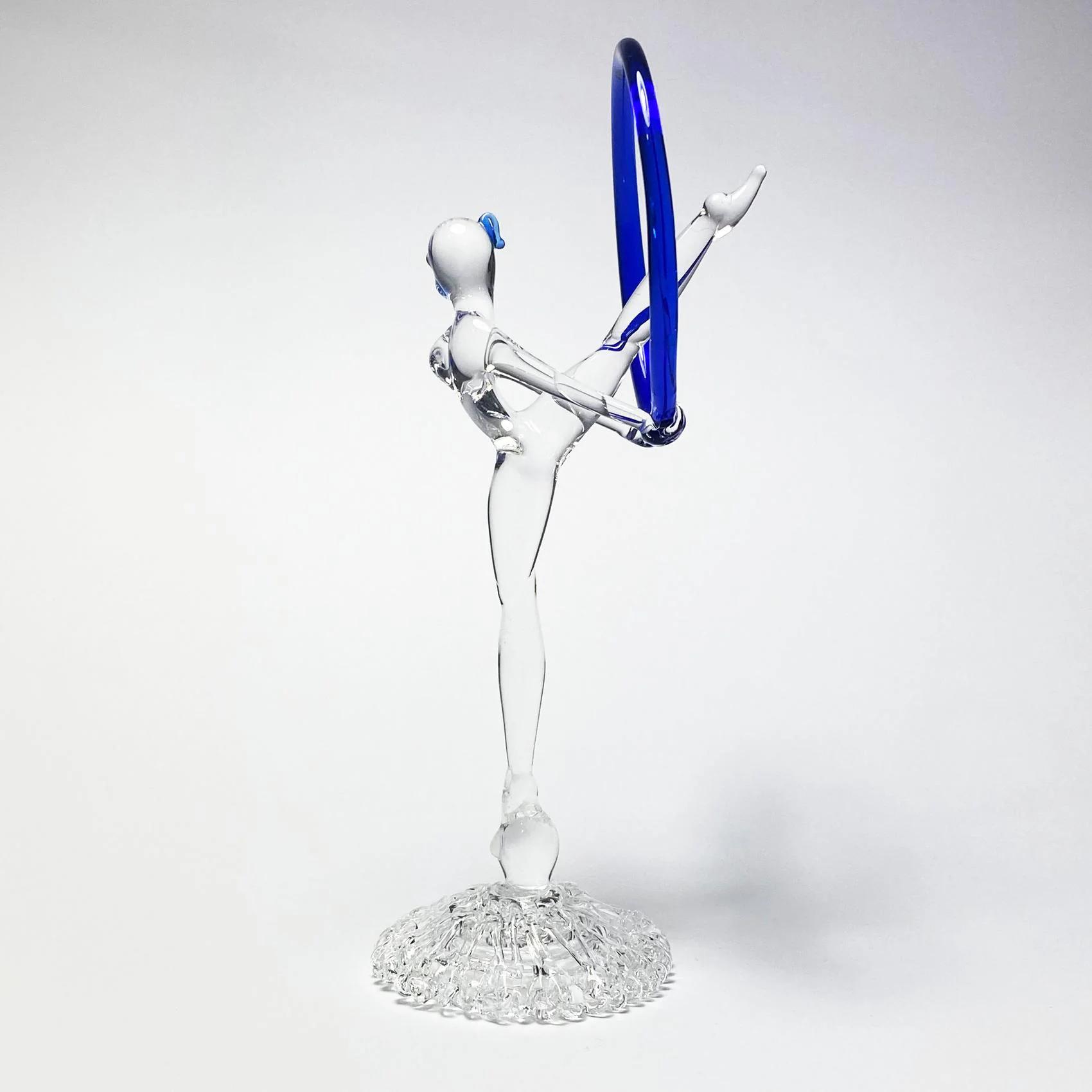 Gimnasta aro azul